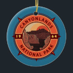 Canyonlands National Park Retro Compass Embleem Keramisch Ornament<br><div class="desc">Kanyonlands vectorkunstwerk ontwerp. Het park staat bekend om zijn dramatische woestijnlandschap,  dat door de Colorado-rivier is gegraven. Het eiland in de hemel is een groot,  plat getopt mesa met panoramisch uitzicht.</div>