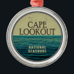 Cape Lookout National Seashore Ocean Birds Metalen Ornament<br><div class="desc">Een bootvlucht van drie mijl van de kust brengt je naar de barrière-eilanden van Kaapverdië,  de National Seashore North Carolina. Paarden die kijken,  beschieten,  vissen,  bergen,  kamperen,  een vuurtoren klimmen en historische dorpen rondleiden — er is iets voor iedereen bij Kaapverdië.</div>