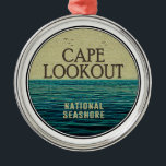Cape Lookout National Seashore Ocean Birds Metalen Ornament<br><div class="desc">Een bootvlucht van drie mijl van de kust brengt je naar de barrière-eilanden van Kaapverdië,  de National Seashore North Carolina. Paarden die kijken,  beschieten,  vissen,  bergen,  kamperen,  een vuurtoren klimmen en historische dorpen rondleiden — er is iets voor iedereen bij Kaapverdië.</div>