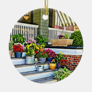 Cape May NJ - Bloemen en gieters op de veranda Keramisch Ornament