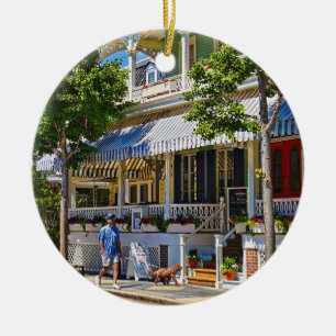Cape May NJ – Man loopt met zijn Goldendoodle Keramisch Ornament