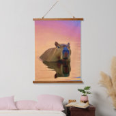 Capibara komt uit een rustig meer hangend wandkleed (Slaapkamer)