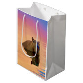 Capibara komt uit een rustig meer medium cadeauzakje (Voorkant Gekanteld)