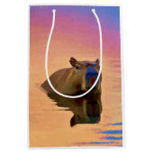 Capibara komt uit een rustig meer medium cadeauzakje (Voorkant)