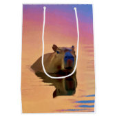 Capibara komt uit een rustig meer medium cadeauzakje (Achterkant)