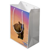 Capibara komt uit een rustig meer medium cadeauzakje (Achterkant Gekanteld)