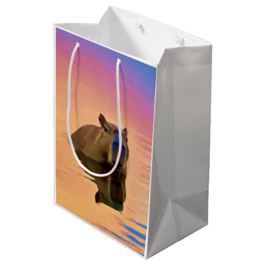 Capibara komt uit een rustig meer medium cadeauzakje (Achterkant Gekanteld)