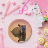 Capibara komt uit een rustig meer papieren bordje (Feest)