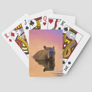 Capibara komt uit een rustig meer pokerkaarten