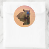 Capibara komt uit een rustig meer ronde sticker (Tas)