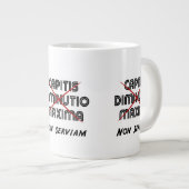 capitis diminutio maxima non serviam grote koffiekop (Voorkant rechts)