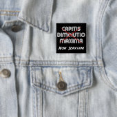 capitis diminutio maxima non serviam in het zwart vierkante button 5,1 cm (In situ)