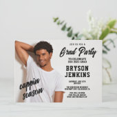 Cappin Season Masculine Afstuderen Uitnodiging (Staand voorkant)