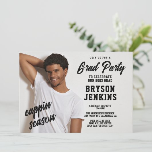 Cappin Season Masculine Afstuderen Uitnodiging (Staand voorkant)