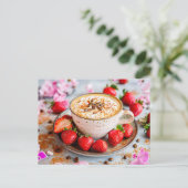 Cappuccino met room, kaneel en aardbeien feestdagenkaart (Staand voorkant)