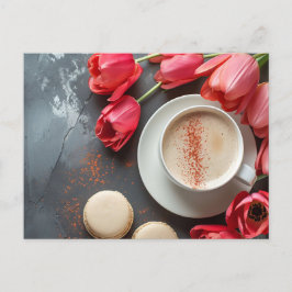 Cappuccino und Macarons umringt von Tulpen Briefkaart