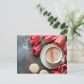 Cappuccino und Macarons umringt von Tulpen Briefkaart (Staand voorkant)