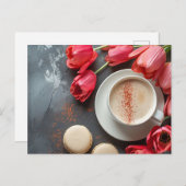 Cappuccino und Macarons umringt von Tulpen Briefkaart (Voorkant / Achterkant)