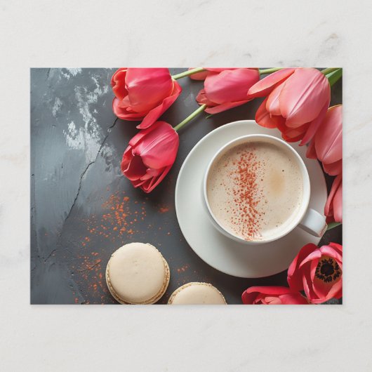 Cappuccino und Macarons umringt von Tulpen Briefkaart (Voorkant)