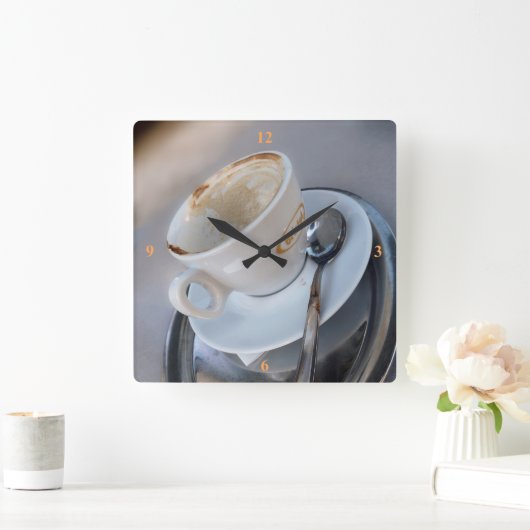 Cappuccino. Vierkante Klok (Huis)