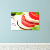 Caprese Salad. Segmenten voor tomaten en Mozzarell Canvas Afdruk (Insitu (Houten vloer))