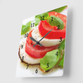 Caprese Salad. Segmenten voor tomaten en Mozzarell Vierkante Klok (Hoek)