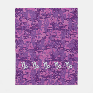 Capricorn Sign on Fuchsia Digital Camouflage Fleece Deken