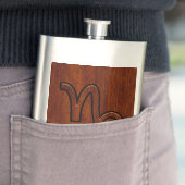 Capricorn Zodiac Symbol in Mahogany Wood Style Heupfles (Voorbeeld)