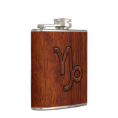 Capricorn Zodiac Symbol in Mahogany Wood Style Heupfles (Rechts)