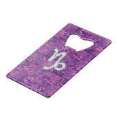 Capricorn Zodiac Symbol on Fuchsia Digital Camo Creditkaart Flessenopener (Voorkant Gekanteld)