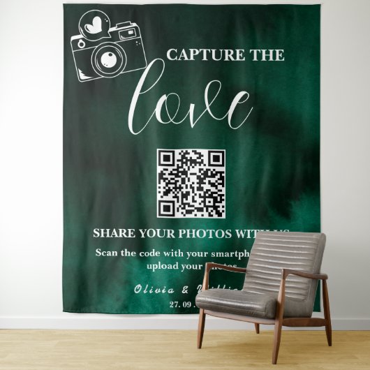 Capture The Love Emerald Green QR Backdrop Wandkleed (In situ)