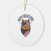 Capy 4 juli Patriotisch Capybara Vectorontwerp_ Keramisch Ornament (Links)