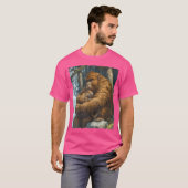 Capybara Bigfoot Sasquatch Holding Capybara Sleepi T-shirt (Voorkant volledig)