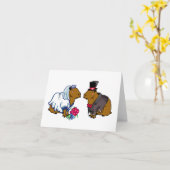 Capybara Bride & Groom Cute Wedding illustratie Kaart (Gele Bloem)