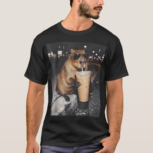 Capybara die Iced Coffee drinkt Funny Dier T-shirt (Voorkant)