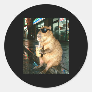 Capybara die ijsgekoelde koffie drinkt, capybara f ronde sticker