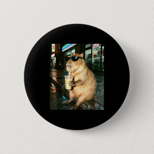 Capybara die ijskoude koffie drinkt, capybara foto ronde button 5,7 cm