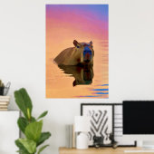 Capybara die oprijst uit een rustig meer poster (Thuiskantoor)