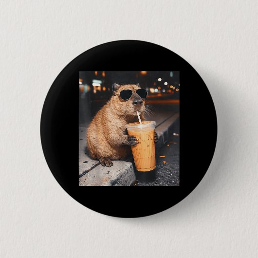 Capybara drinkt ijskoude koffie Funny dier meme Ronde Button 5,7 Cm (Voorkant)