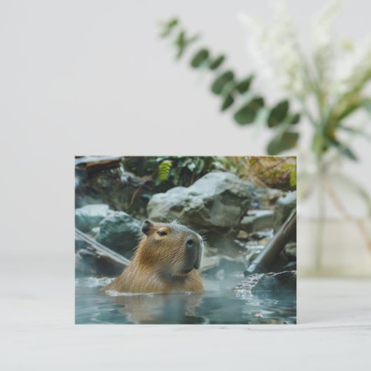 Capybara geniet van de hete lente briefkaart (Staand voorkant)
