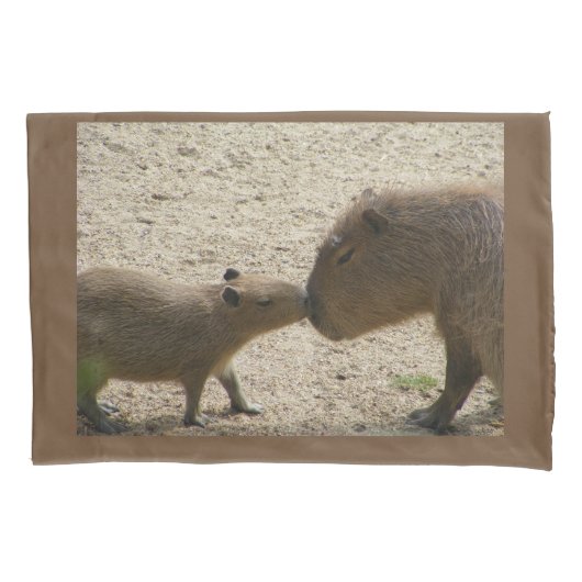 Capybara Mam en Baby Kussensloop (Voorkant)