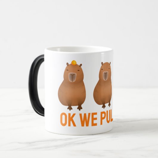 Capybara Meme "OK, we trekken omhoog!" Magische Mok (Voorkant links)