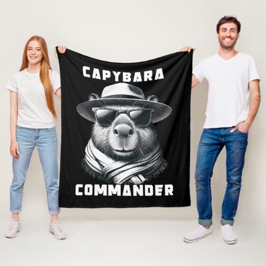 Capybara Met Zonnebril Capy Commandant Fleece Deken (In situ)