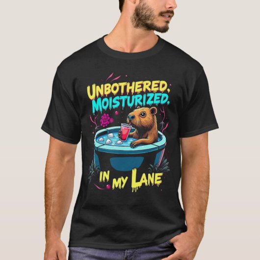 Capybara, ongehinderd, gehydrateerd, in mijn rijst t-shirt (Voorkant)