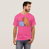 Capybara op een laptop met snacks en Drink Capybar T-shirt (Voorkant volledig)