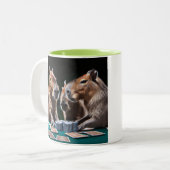 Capybaras Gambling Tweekleurige Koffiemok (Voorkant links)