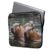 Capybaras' zwemmen in de rivier, laptop sleeve (Voorkant Links)