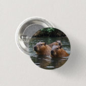 Capybaras zwemmen in de rivier, ronde button 3,2 cm (Voorkant /achterkant)