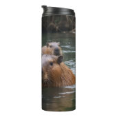 Capybaras' zwemmen in de rivier, thermosbeker (Geroteerd rechts)