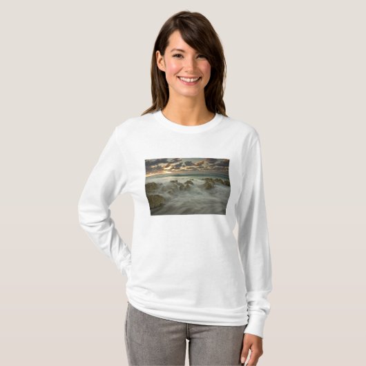 Caraïbisch Zee, Kaaimaneilanden.  Scheergolven 3 T-shirt (Voorkant volledig)